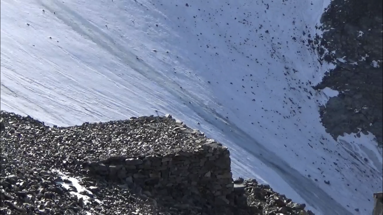 Sul ghiacciaio è comparso un… fiume