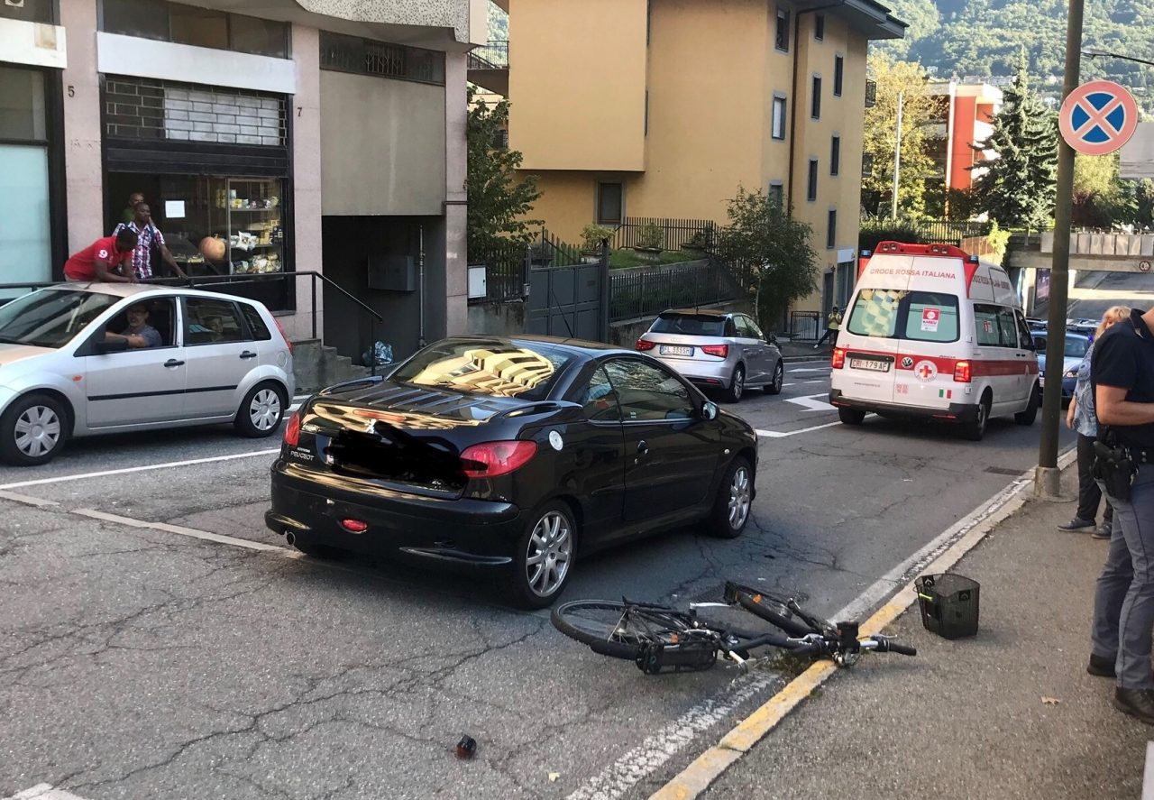 Ciclista investito in via Vanoni