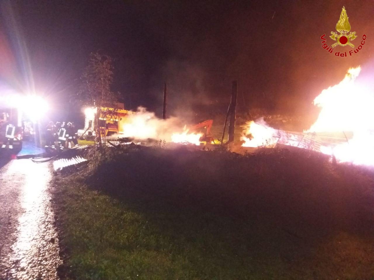 Incendio a Sondalo, legnaia distrutta