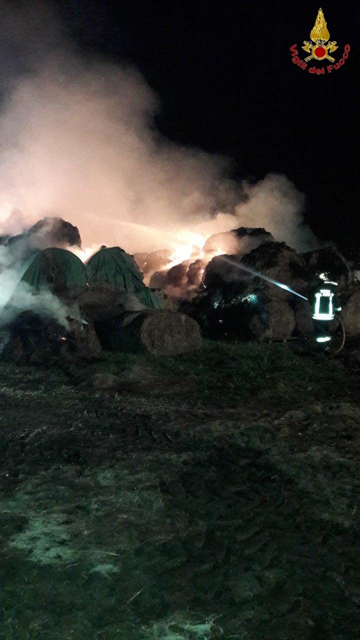 2000 quintali di fieno bruciano a Piateda