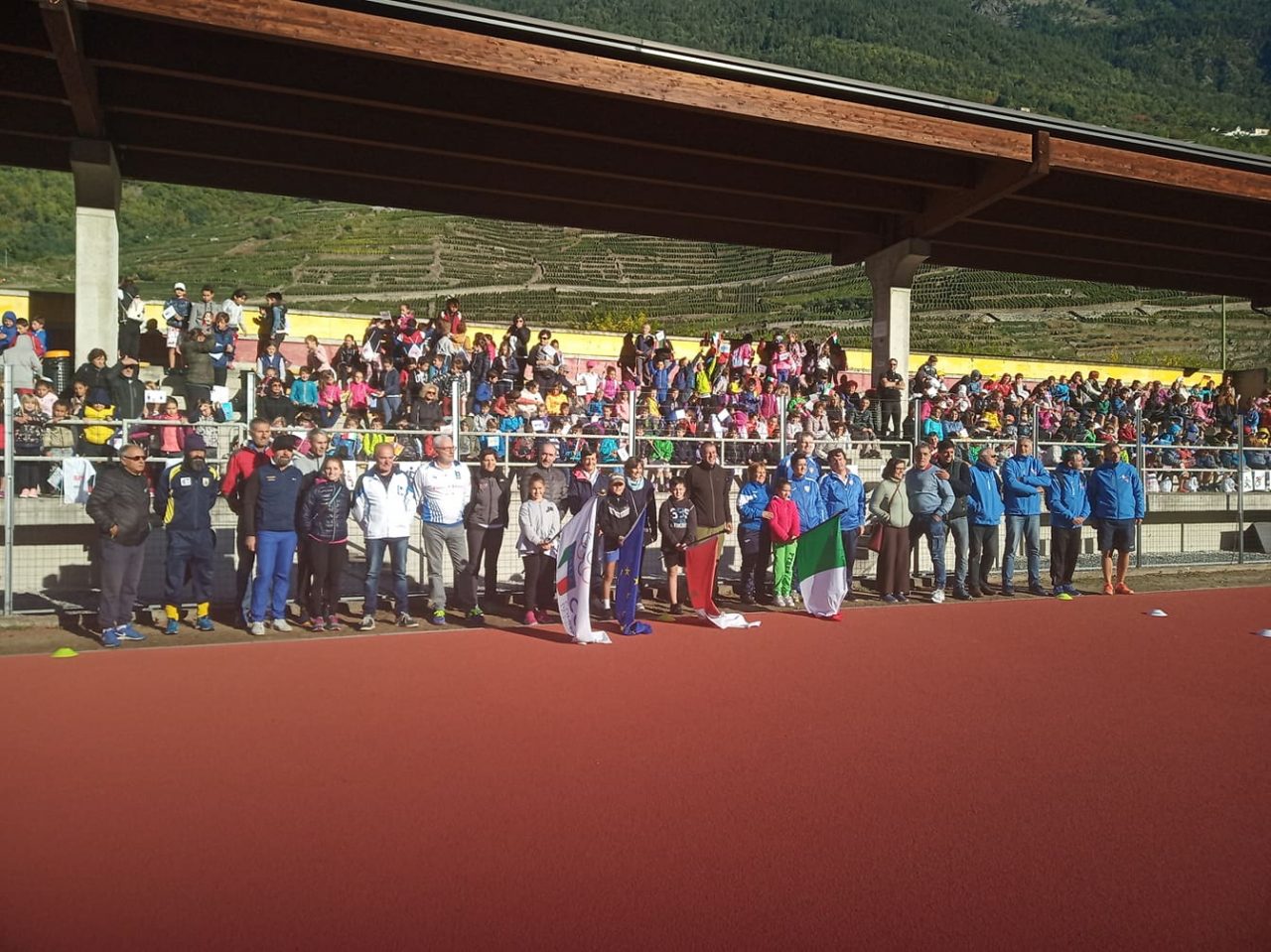 400 bimbi inaugurano la pista d’atletica