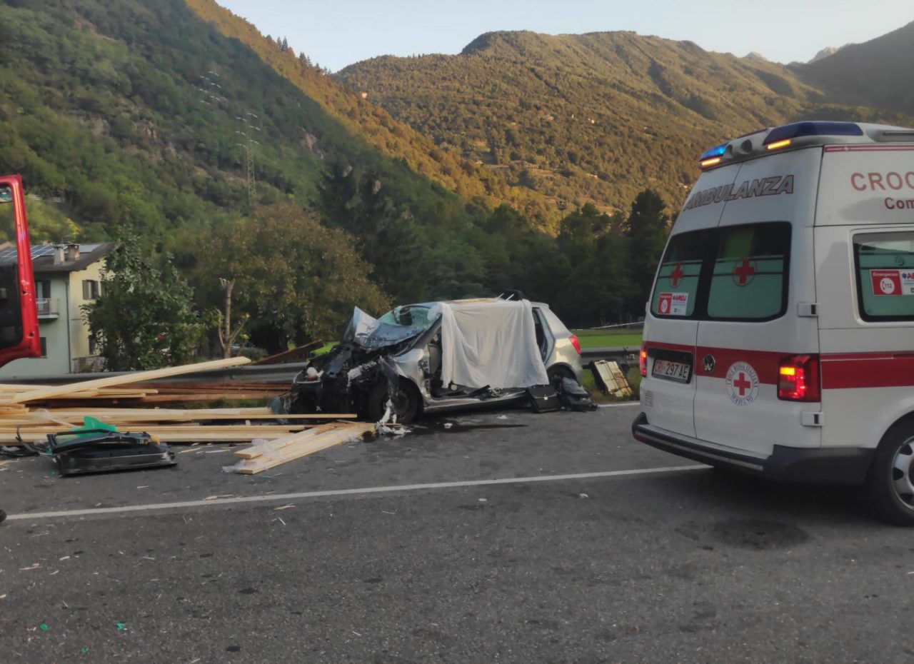 Camion perde il carico che finisce su un’auto, muore ragazzino – CHI E’ LA VITTIMA