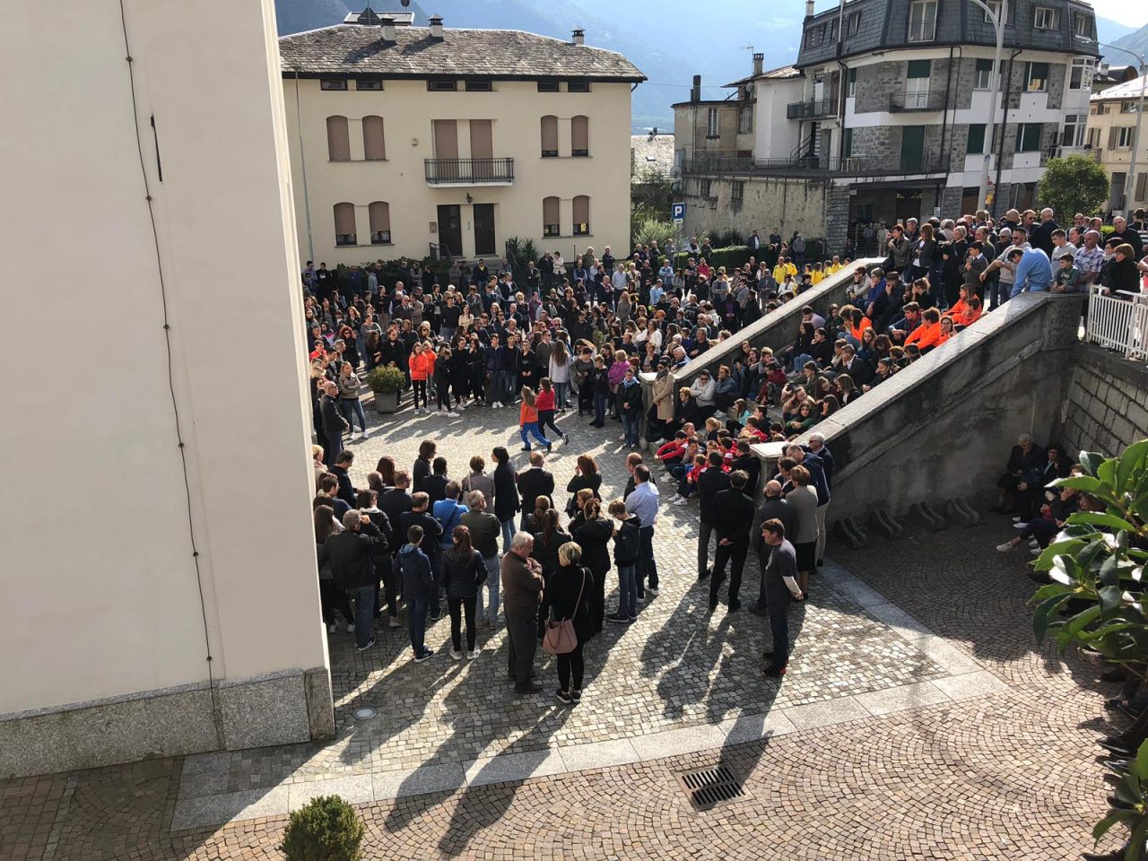 Una folla immensa e commossa per l’addio a Matteo e mamma Mariagrazia