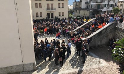Una folla immensa e commossa per l'addio a Matteo e mamma Mariagrazia