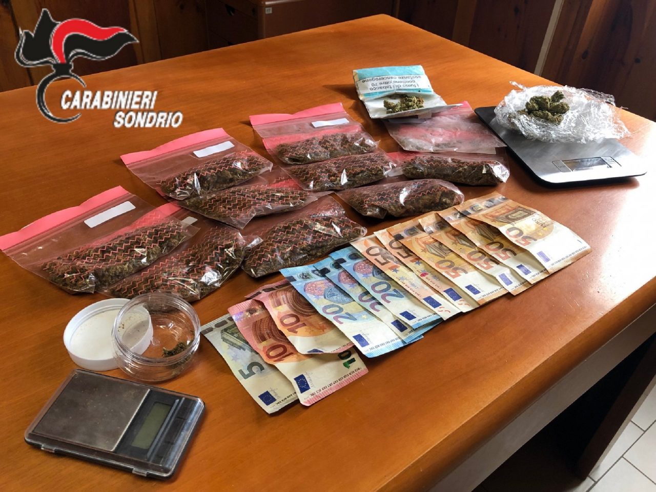 Droga al posto delle caramelle, livignasco in manette