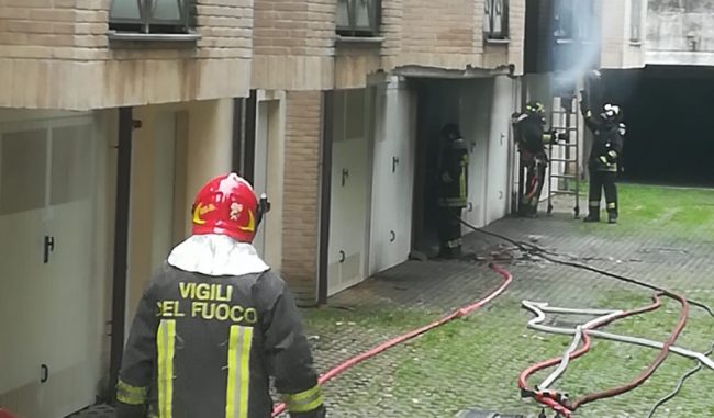 Rapisce l’ex, brucia l’auto e tenta il suicidio per gelosia