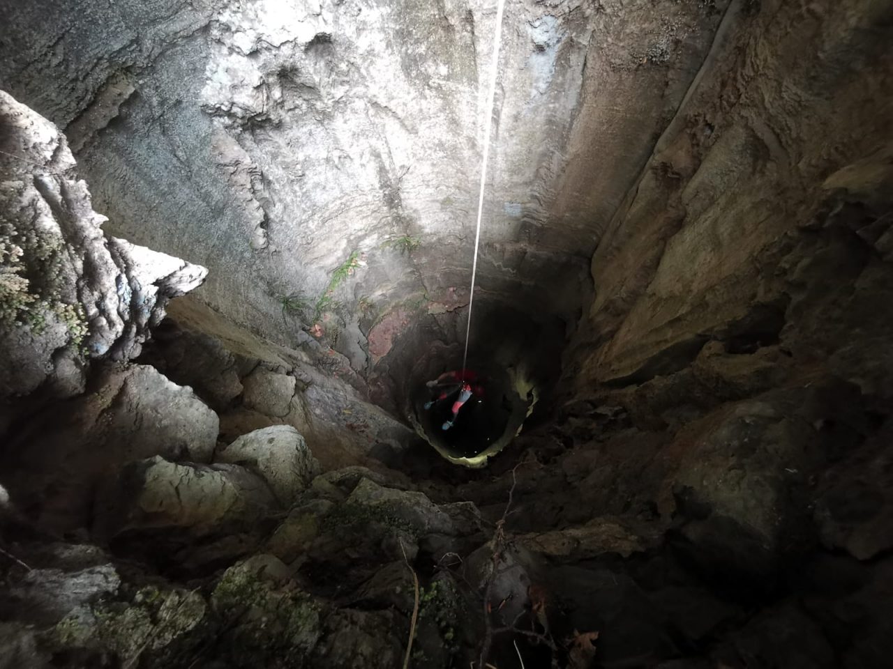 Speleologo bloccato in una grotta, soccorsi in azione