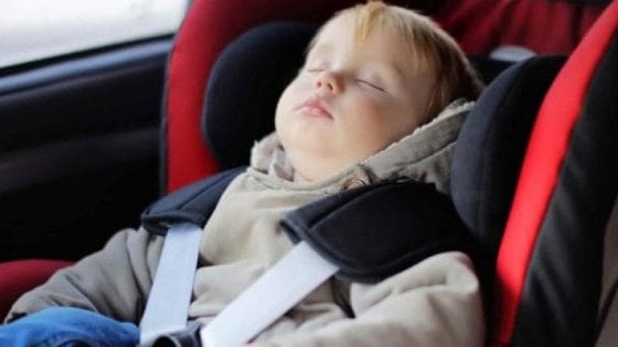 Seggiolini anti abbandono obbligatori da oggi VIDEO