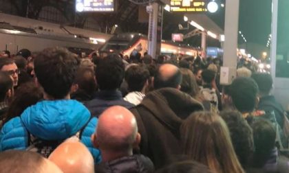 Treno guasto fermo in stazione e guasto agli impianti a Milano Centrale: e' il caos totale FOTO