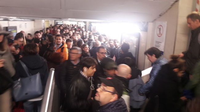Guasti e pure un’auto incastrata sui binari: è ancora caos treni