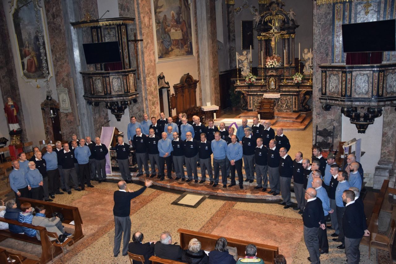 Applausi a Canzo per il Coro Cai Sondrio