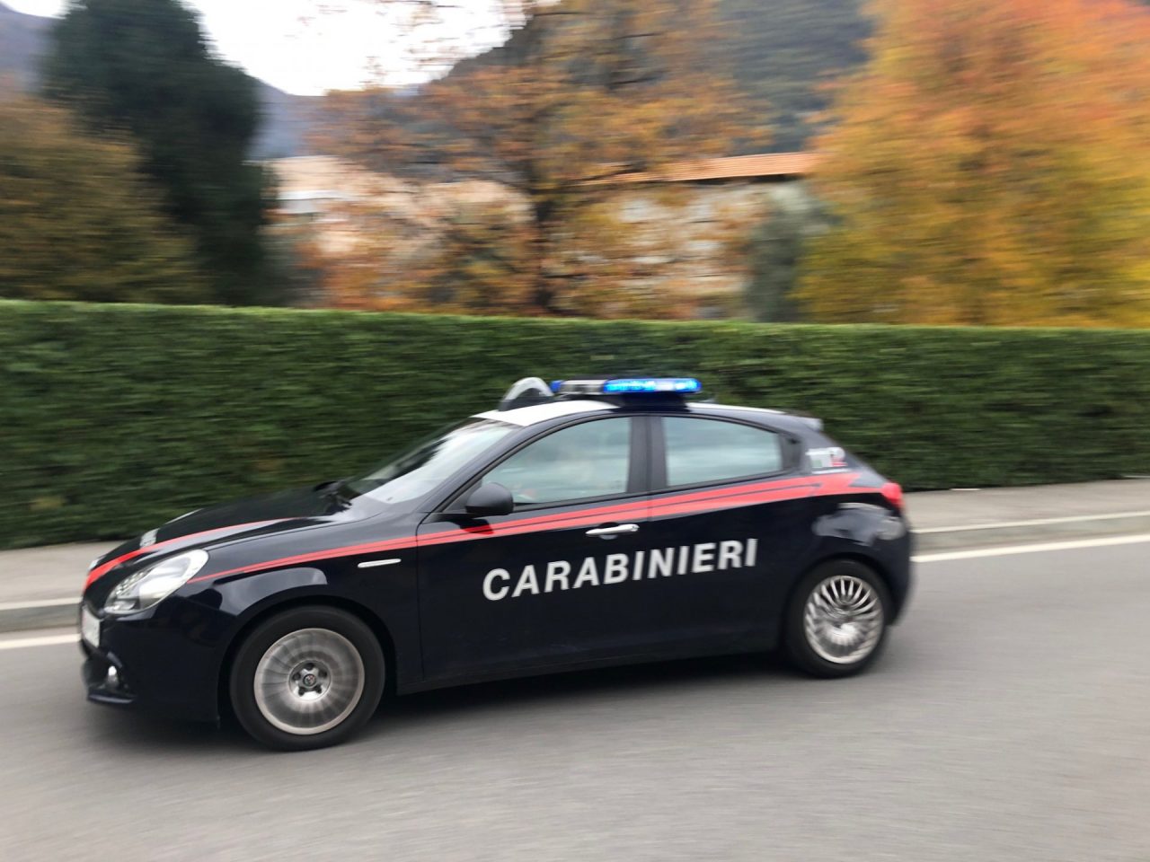 Insieme ad amici stupra la moglie da cui si stava separando e picchia il figlio