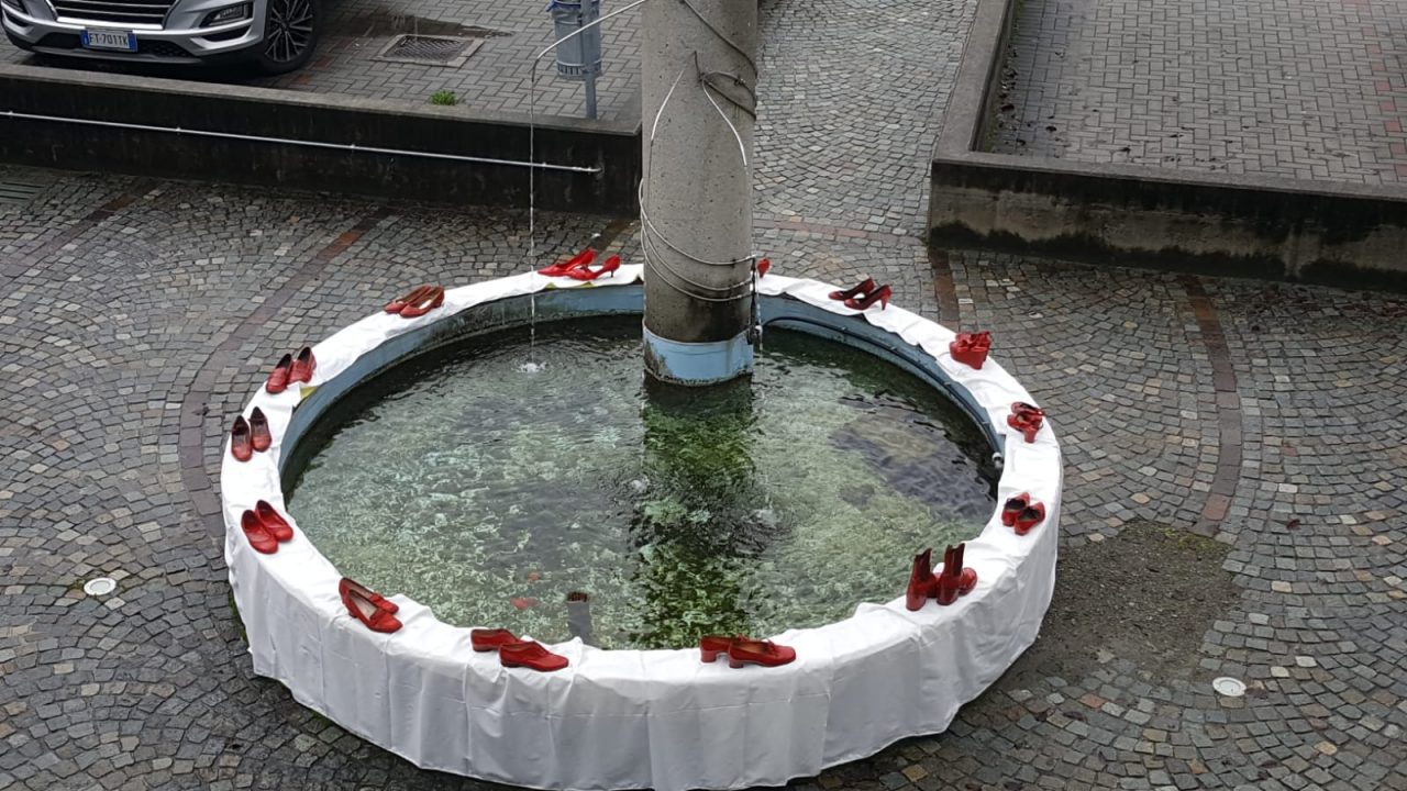 Scarpe rosse nella piazzetta antistante il Centro Servizi di San Giacomo di Teglio
