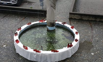 Scarpe rosse nella piazzetta antistante il Centro Servizi di San Giacomo di Teglio