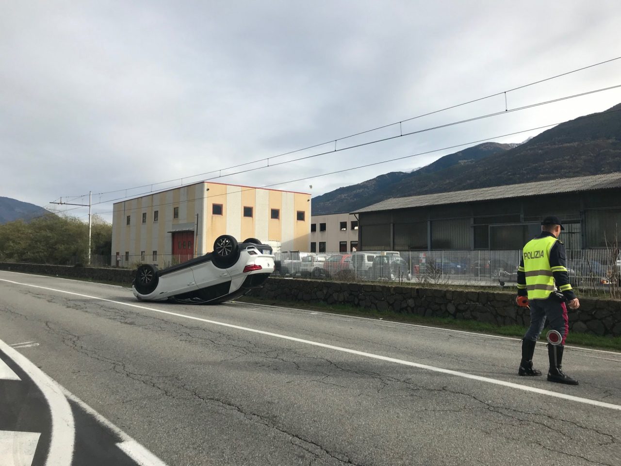 Auto ribaltata a Sondrio