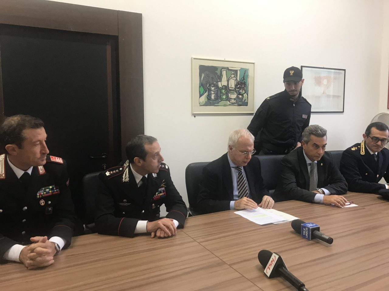Furti in appartamento, arrestati due ladri: avevano rubato anche una pistola VIDEO