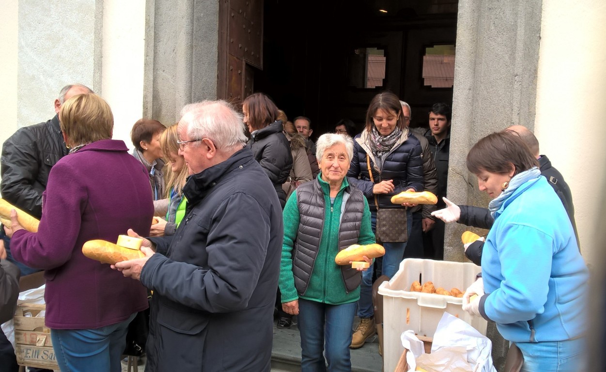 Per 500 anni dopo la messa distribuiti pane e formaggio Bitto