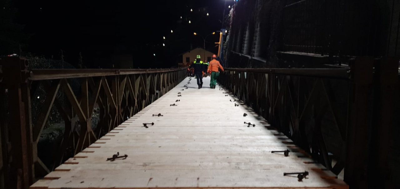 Frana a Cernobbio quasi terminato il ponte bailey FOTO