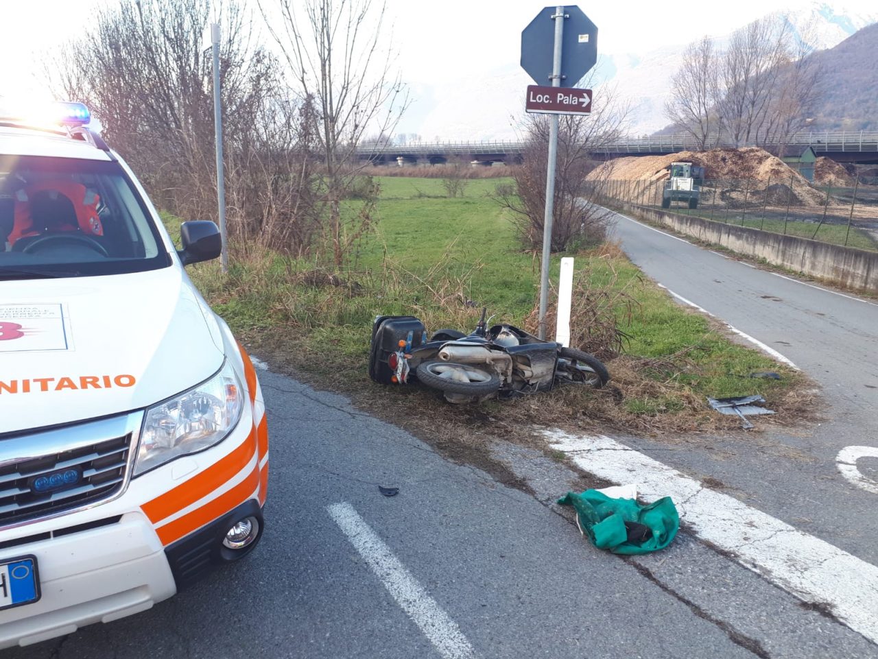 Schianto tra un’auto e un motorino a Delebio