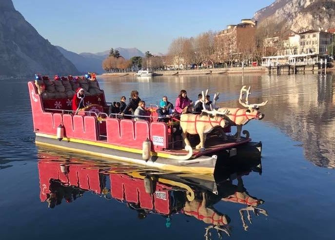 Torna sul lago di Lecco la nave-slitta di Babbo Natale
