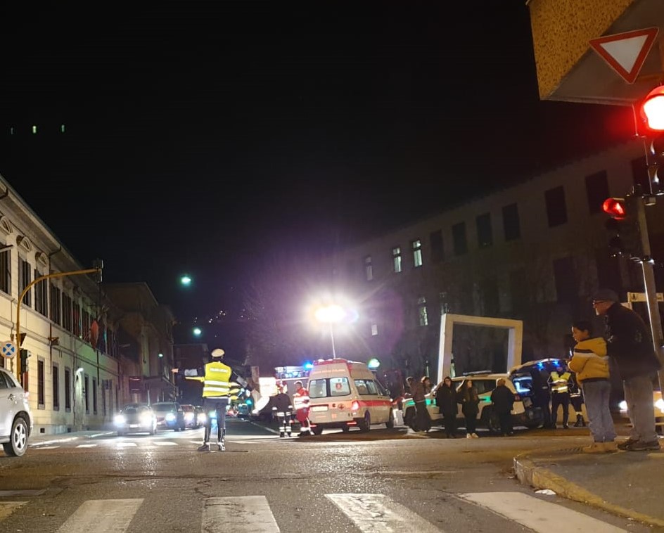 Scontro frontale all’incrocio, quattro feriti a Sondrio