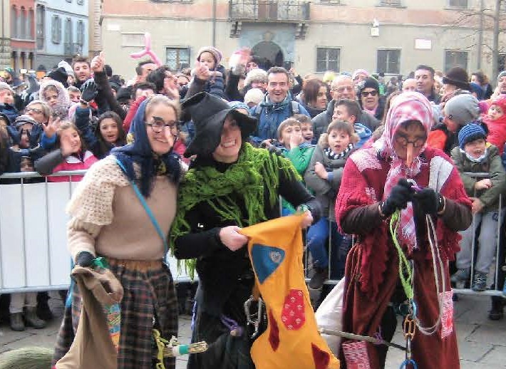 La Befana a Sondrio scende dal campanile