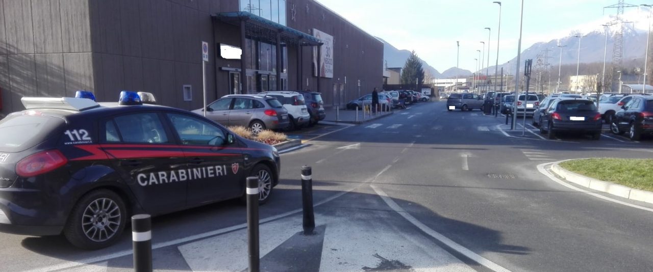 Spaccio al centro commerciale, un arresto