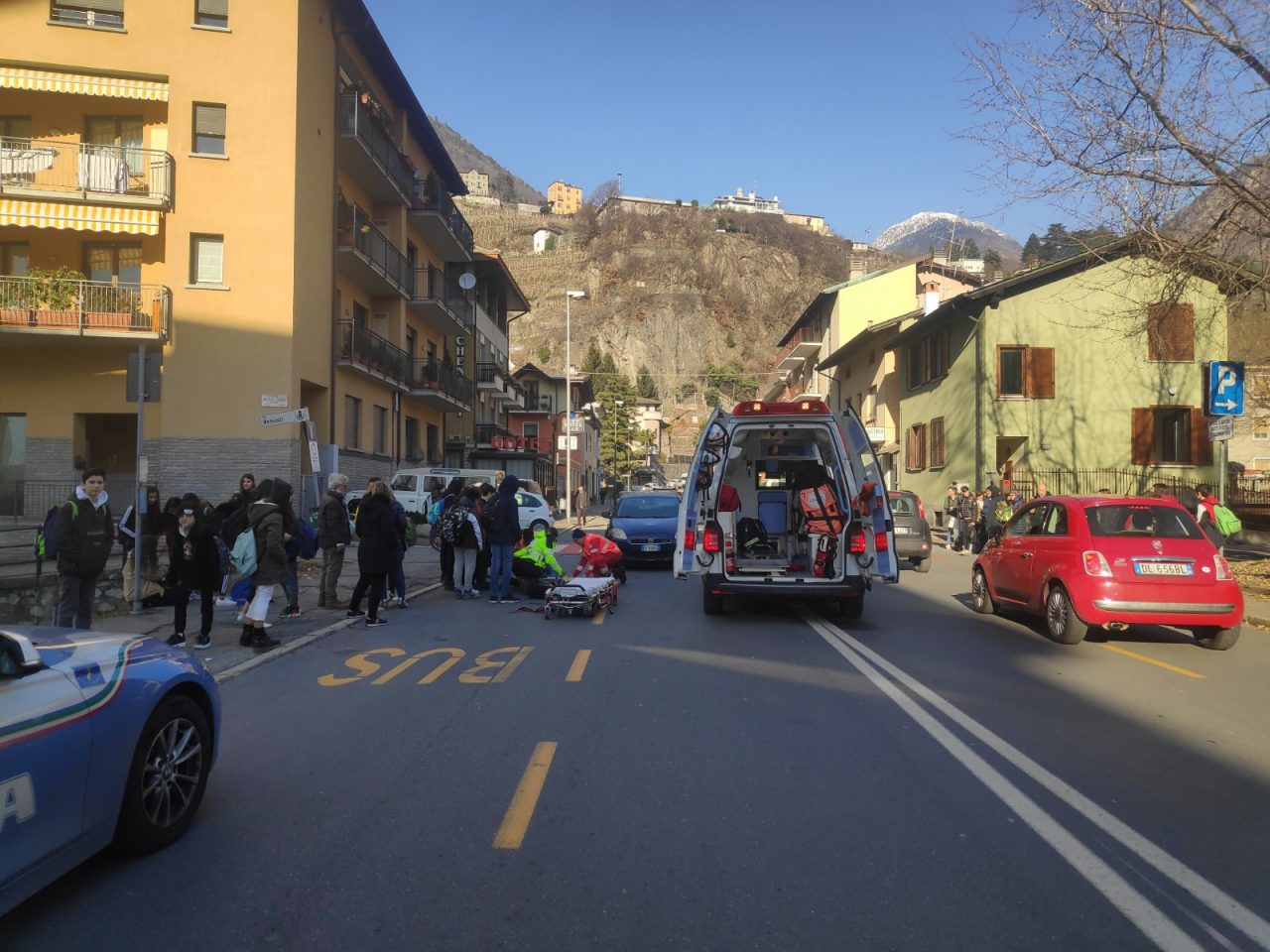 Paura per una ragazzina investita in via Bernina a Sondrio – FOTO