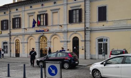 Ruba dieci tranci di bresaola e li rivende in stazione, preso