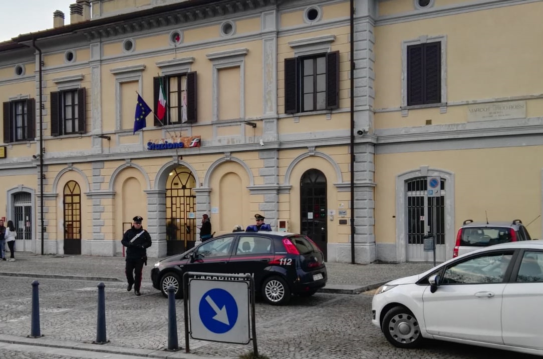 Ruba dieci tranci di bresaola e li rivende in stazione, preso