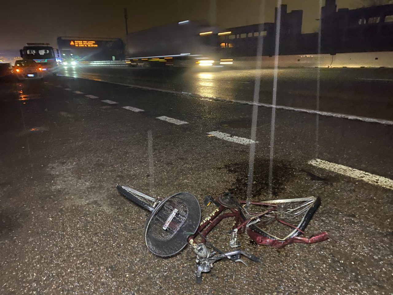 In bicicletta in autostrada: travolto e ucciso
