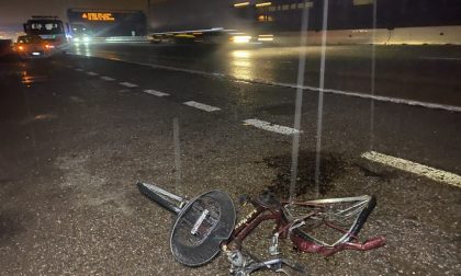 In bicicletta in autostrada: travolto e ucciso