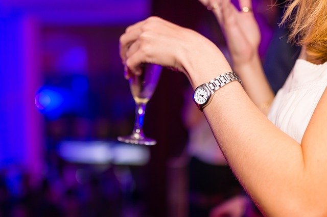 Lavoratrici “in nero” al night club, maxi multa in Bassa Valle
