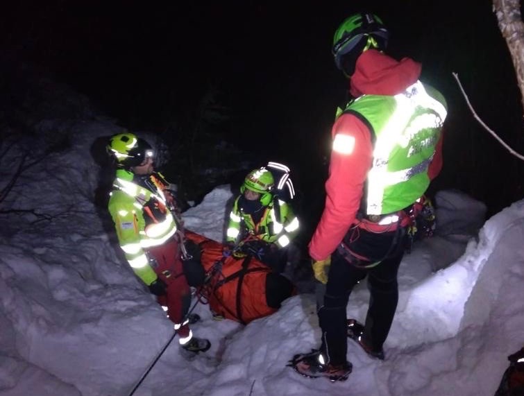 Cade per 300 metri in un canale, escursionista gravissimo