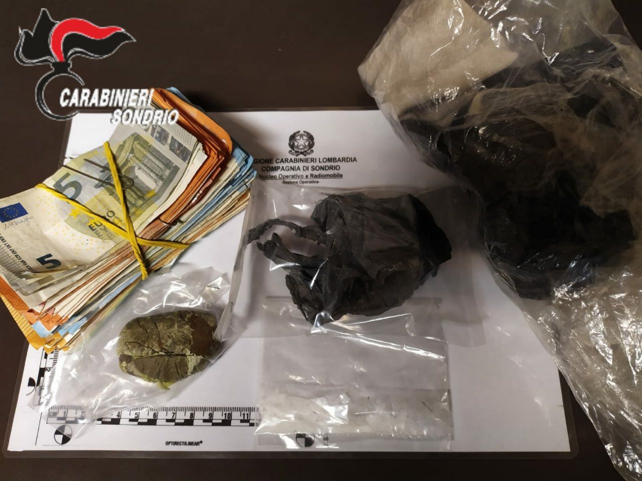In bicicletta con la droga tenta di scappare dai carabinieri