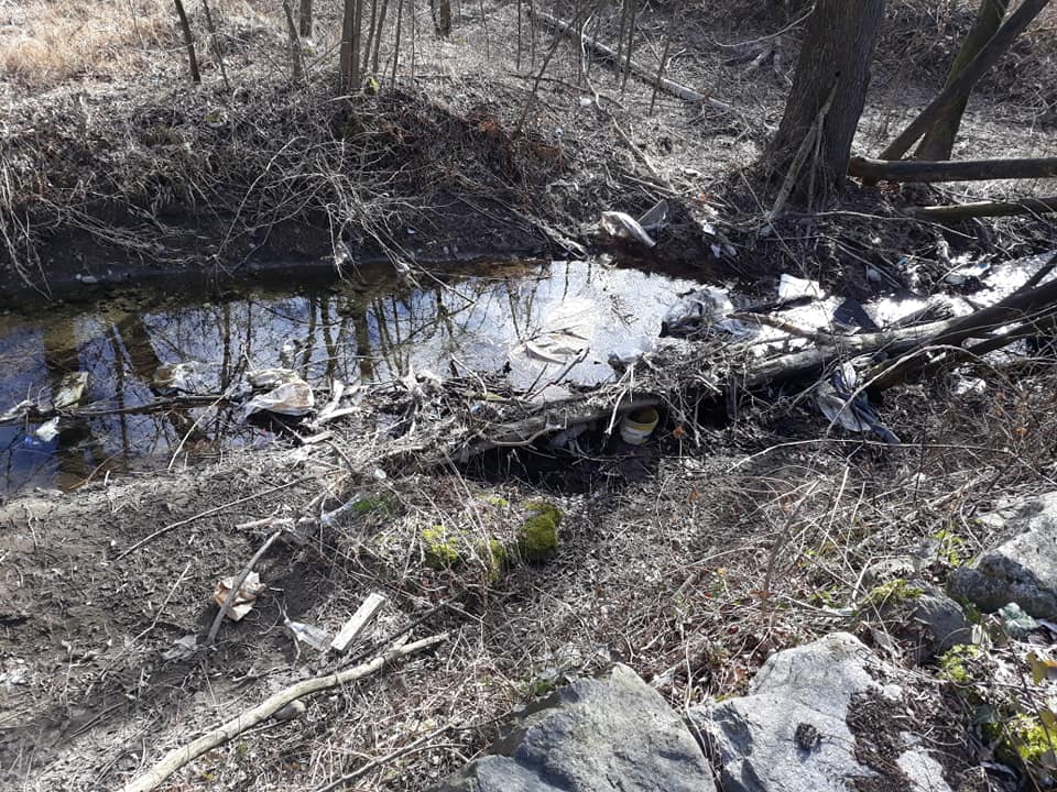 Discarica a cielo aperto fra Villa e Bianzone