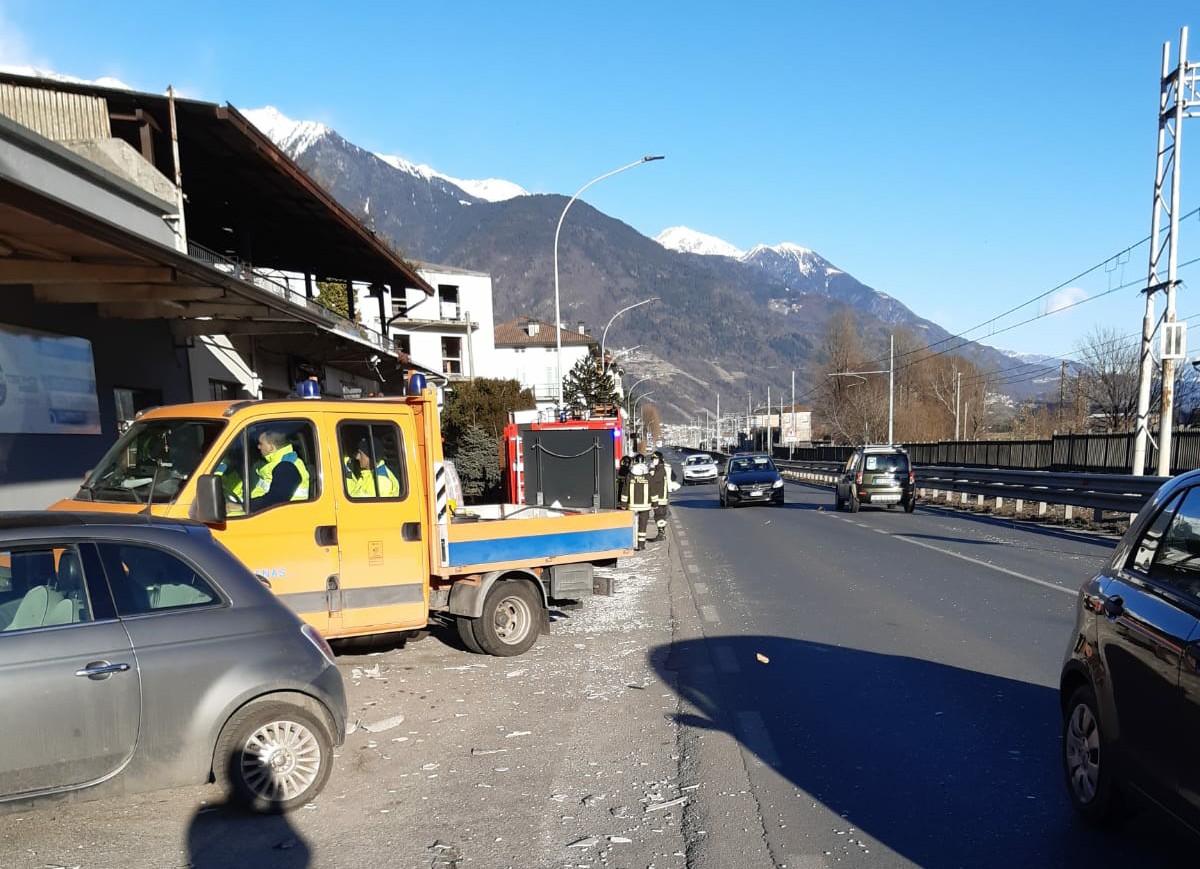 Statale 38 chiusa temporaneamente ad Ardenno per un tetto caduto