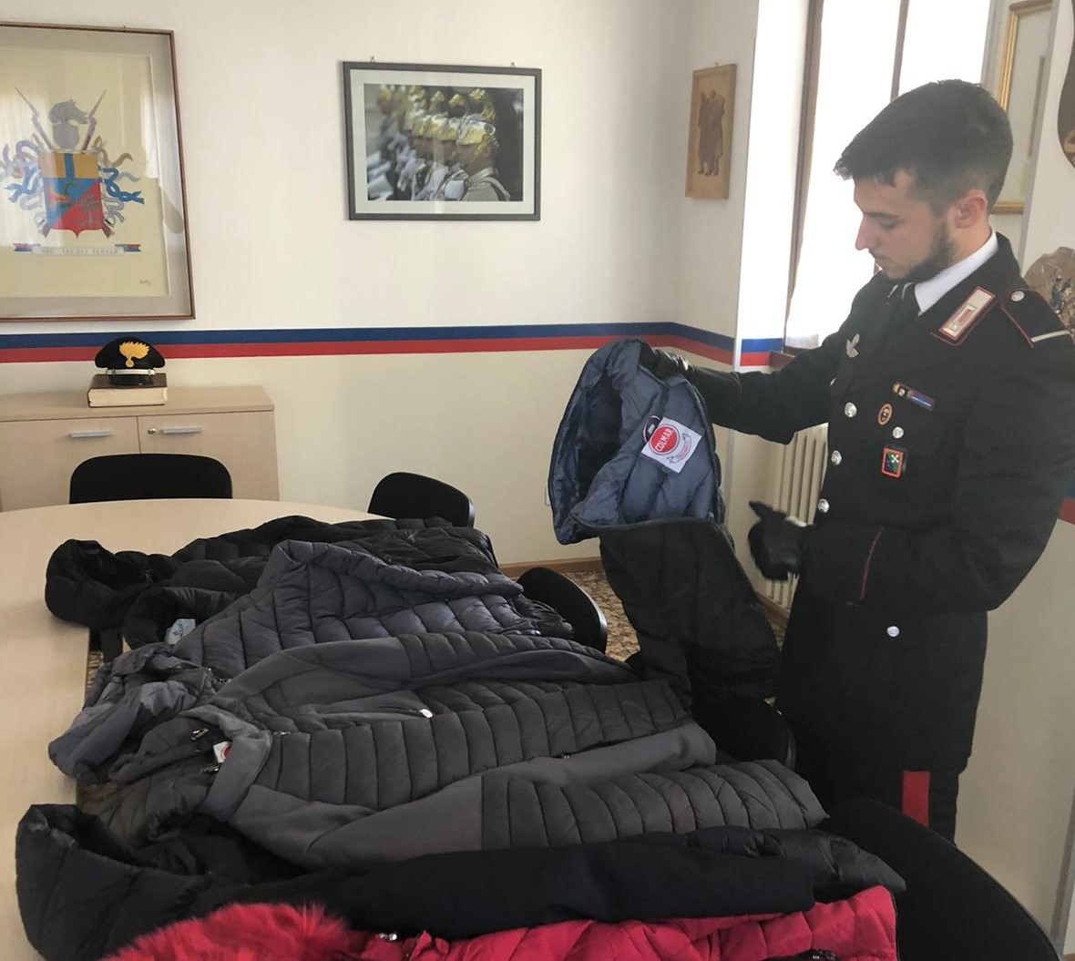 Abiti contraffatti e cocaina, arrestato un ambulante a Tirano