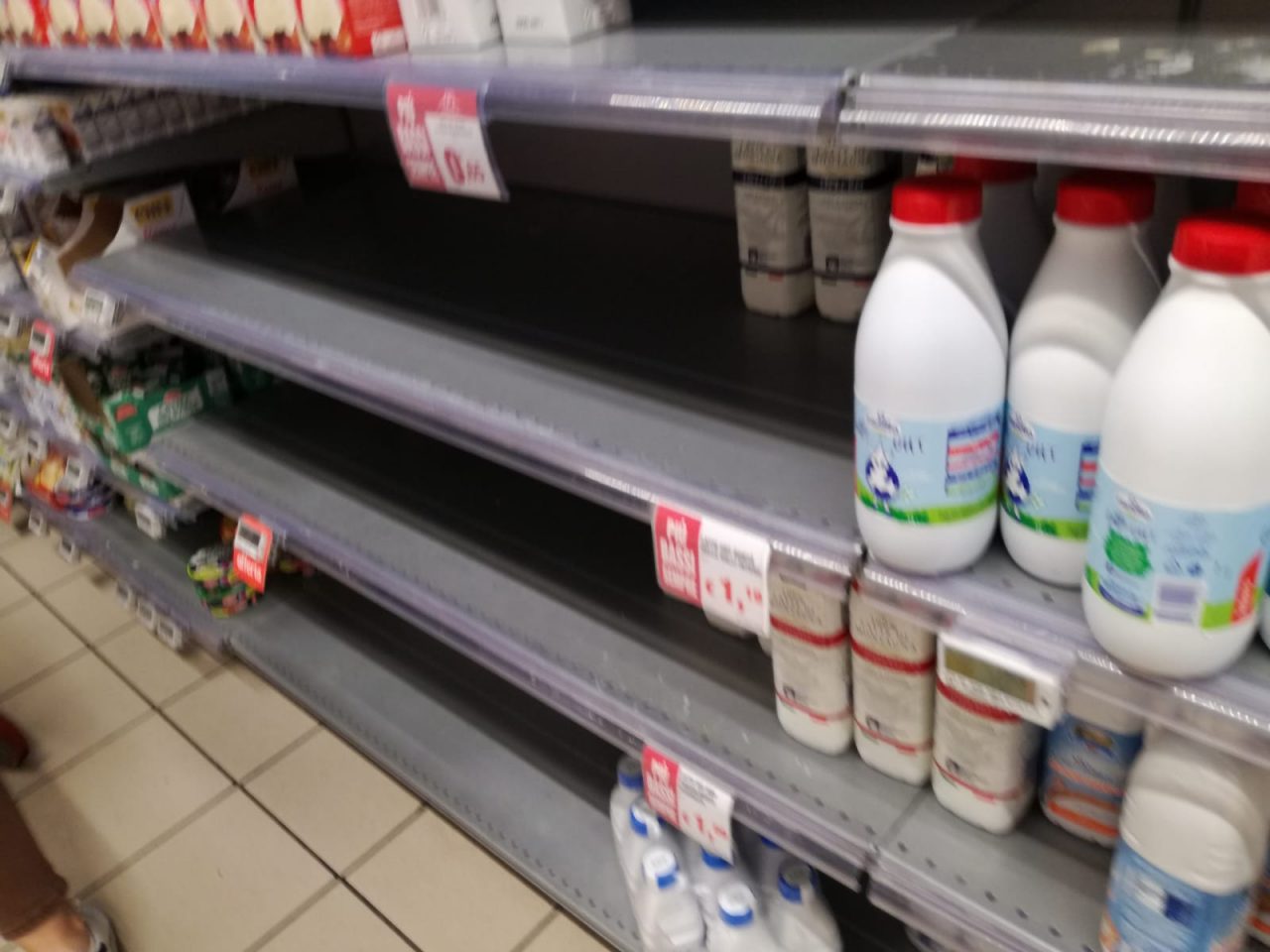 Allarme coronavirus in Valtellina, la gente fa razzia nei supermercati FOTO