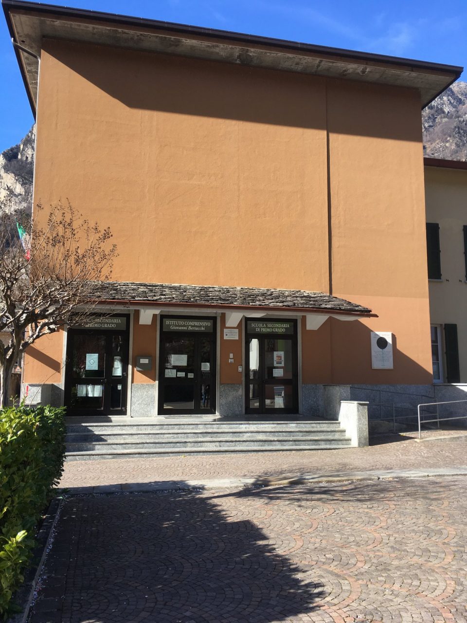 Bufera scuola Bertacchi: alcuni ex insegnanti sostengono i genitori