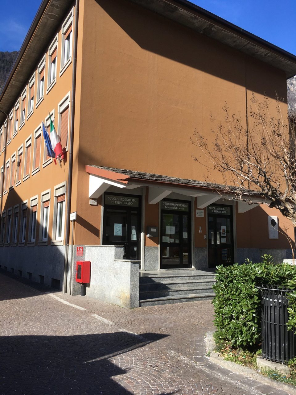 Caos alle medie Bertacchi: la lettera (integrale) dei genitori