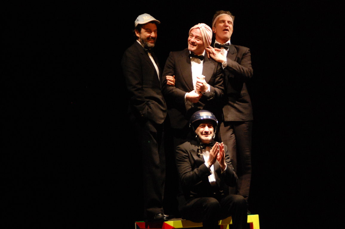In quattro sul palco del Mignon per mettere alla berlina l’italietta