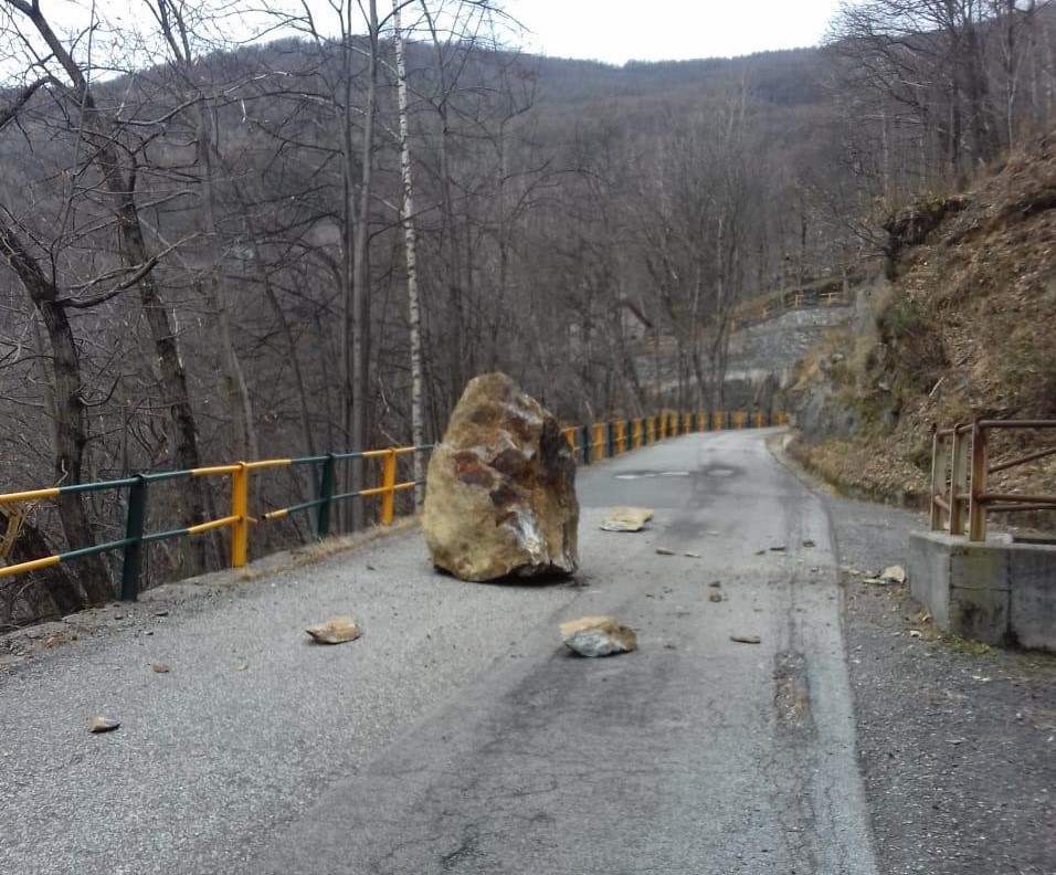 Frana sulla strada a San Giacomo Filippo