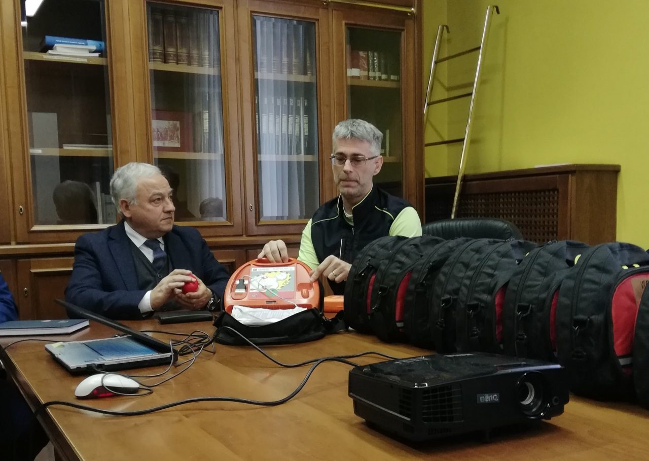 Consegnati i defibrillatori portatili alle forze dell’ordine