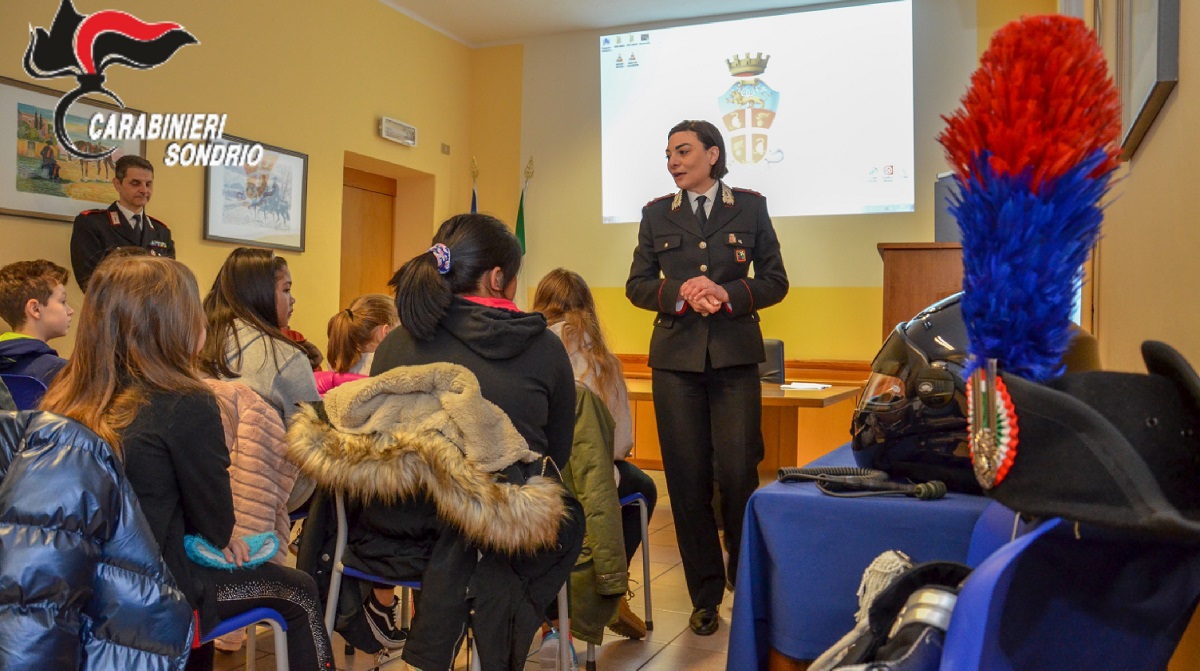 Gli alunni della Primaria di Caiolo in visita alla Caserma dei Carabinieri FOTO