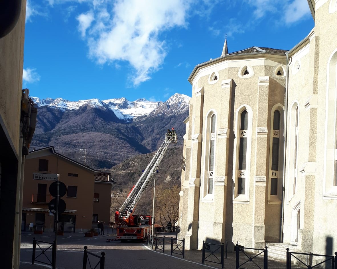 A Talamona cadono tegole dal tetto della chiesa