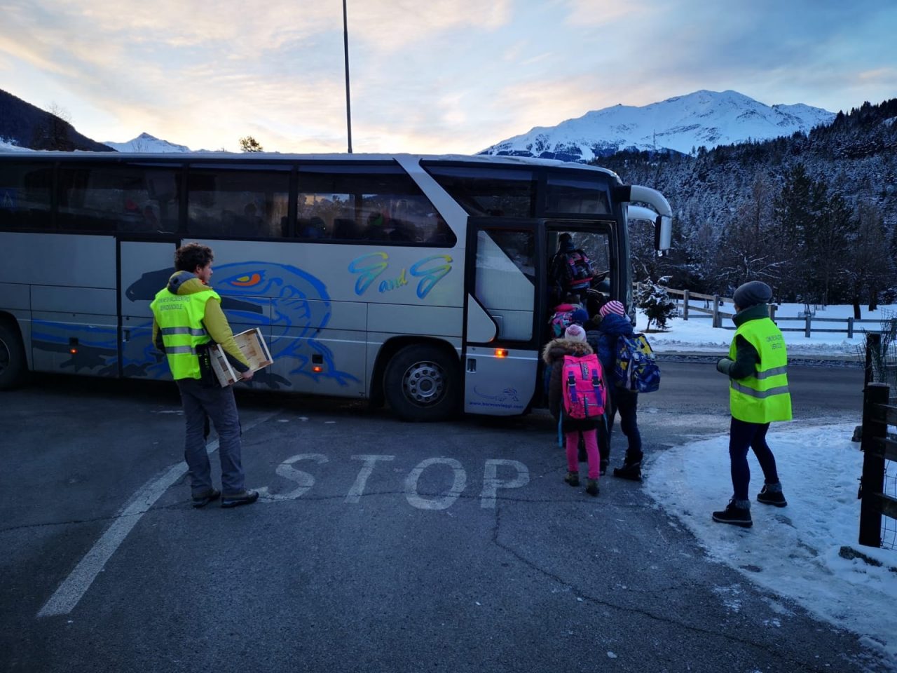 Genitori presidiano la fermata scuolabus di Fior D’Alpe