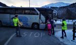 Genitori presidiano la fermata scuolabus di Fior D'Alpe