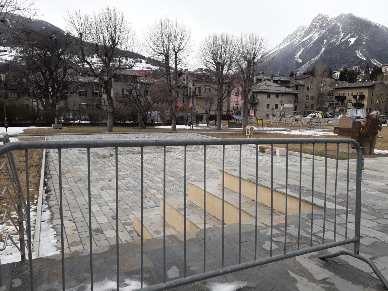 Il giardino di piazza V Alpini abbandonato a se stesso