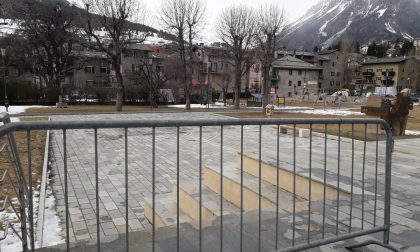 Il giardino di piazza V Alpini abbandonato a se stesso